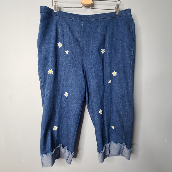 Alfred Dunner Lazy Daisy Embroidered Pull-On Denim Capri Pant Medium Indigo NEW - Picture 3 of 10